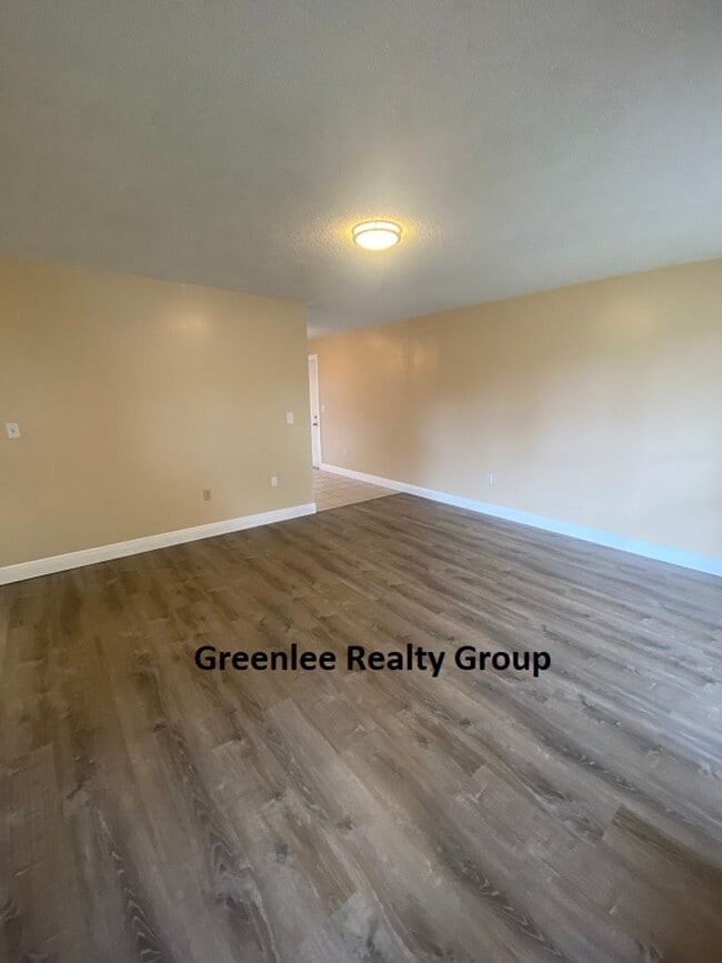 Foto del edificio - Updated 2 Bed/ 1 Bath/ 1 Car Garage Home i...