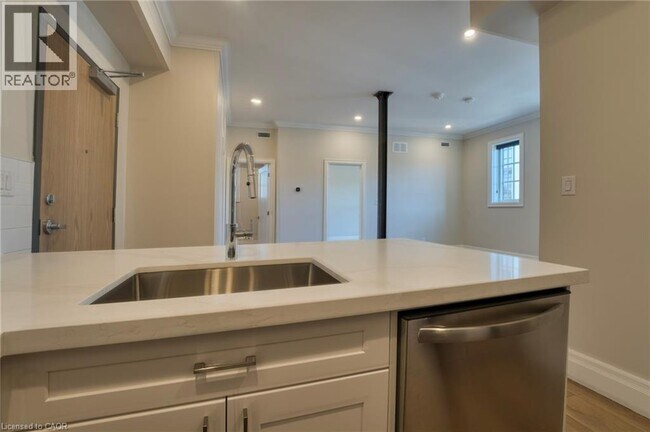 Building Photo - 100 Charlton Ave W