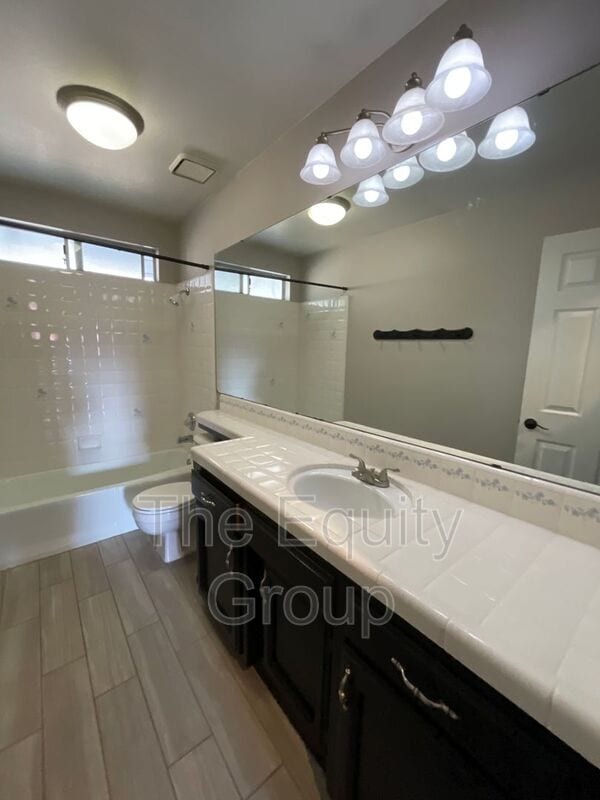 Building Photo - 634 E Vine Ct