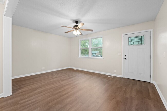 Foto del edificio - Renovated 3 Bedroom Dog Friendly Home For ...