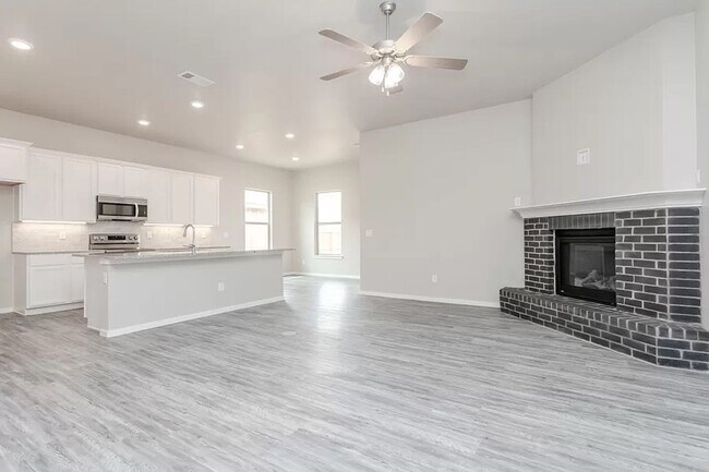 Foto del edificio - Gorgeous 3 Bedroom Home In Greenwood (Midl...