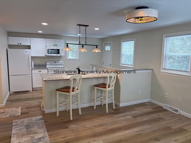 Building Photo - Fully Renovated Cottage For Rent in Riverside!