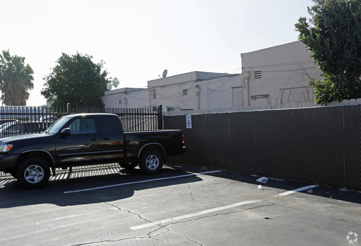 Foto del edificio - 625 W Holt Blvd