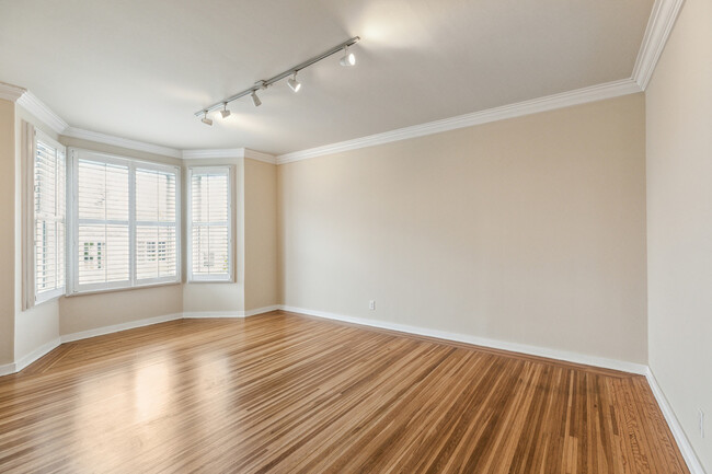 Building Photo - Charming Flat - Great Location - Quiet Blo...