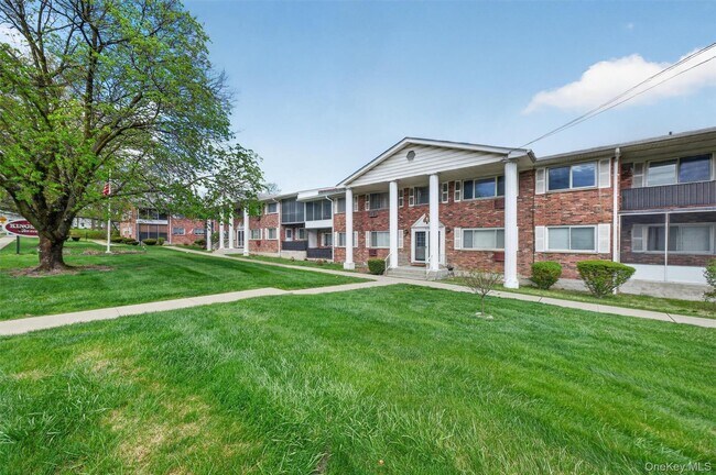 Foto del edificio - 810 Blooming Grove Turnpike