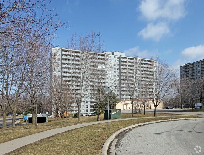 Photo du bâtiment - 20 & 40 Tuxedo Court