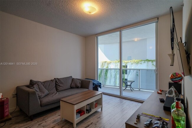 Foto del edificio - 601 NE 23rd St