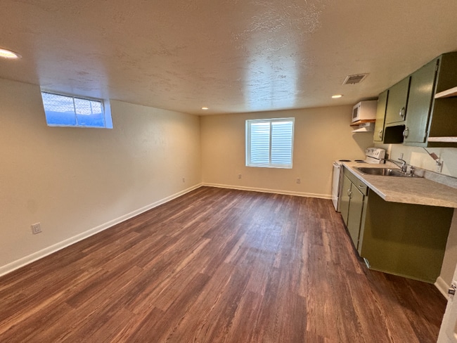 Building Photo - 607 Hollins Ave