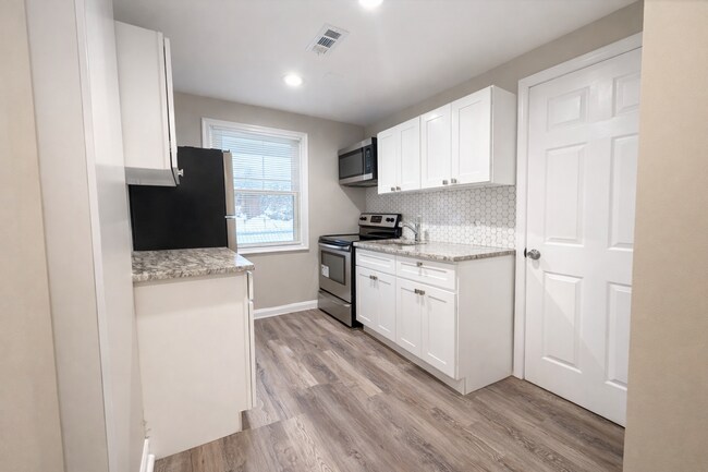 Building Photo - Charming Updated 2BR Rowhome with Modern Kitchen & Washer/Dryer