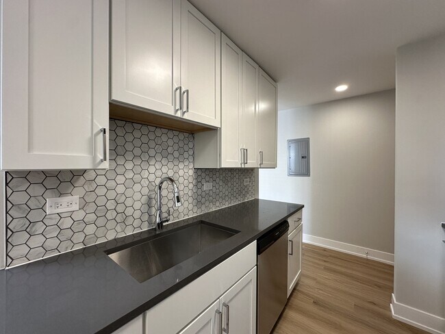 Building Photo - 535 W Aldine Ave