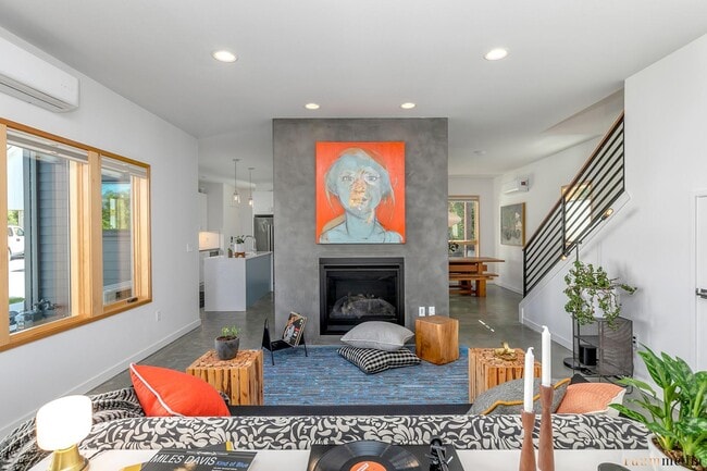 Building Photo - 2038 NE Morgan St