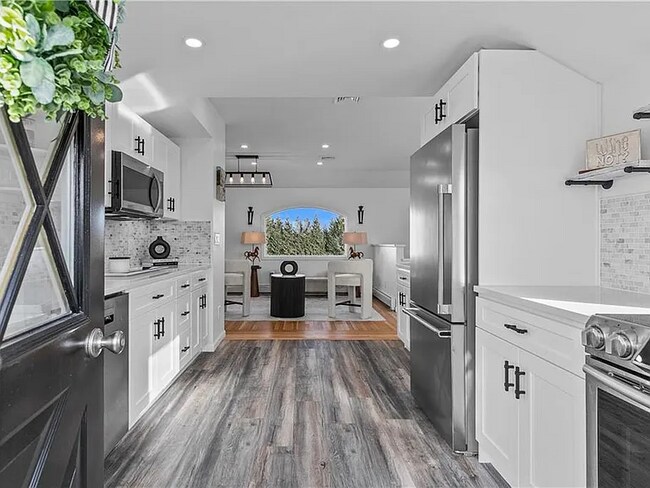 Building Photo - 1625 E Main Rd