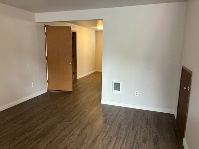 Foto del edificio - 12115-12117 BG Sutton Place