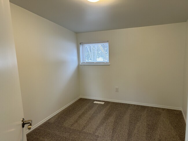 Building Photo - 5919-5119 119 Ave