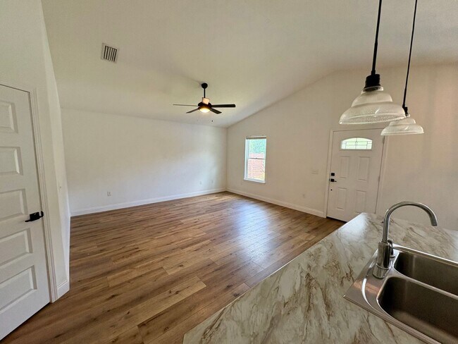Building Photo - 2 bed 1 bath