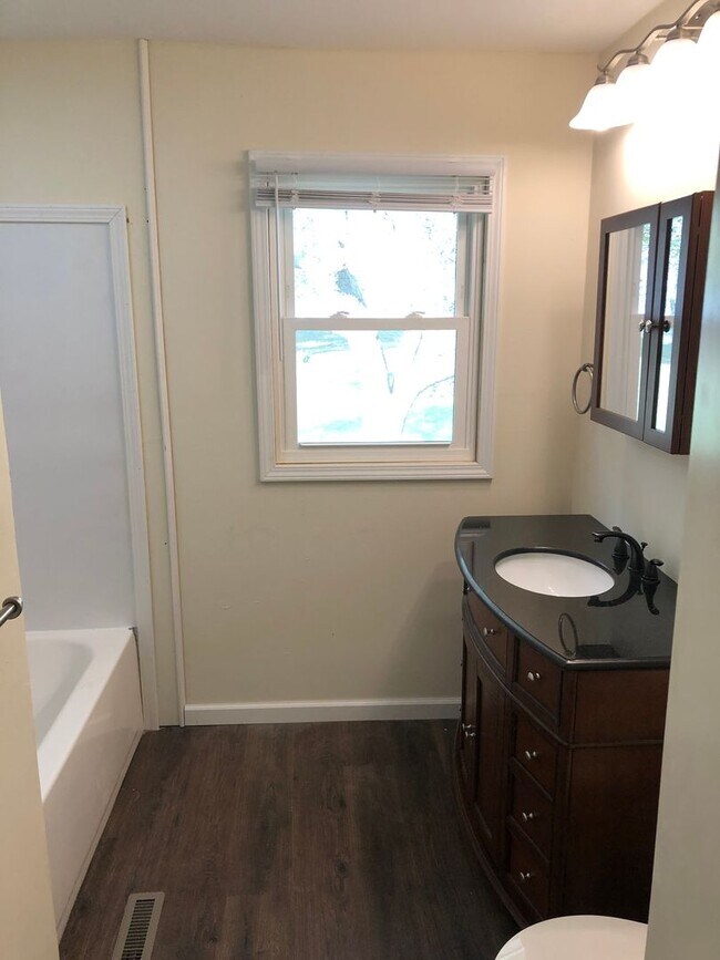 Foto del edificio - Remodeled 3 bedroom 1 bath home with attached one car garage in Rossville, IL