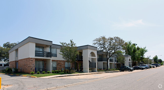 Primary Photo - Peachtree Commons Apartments