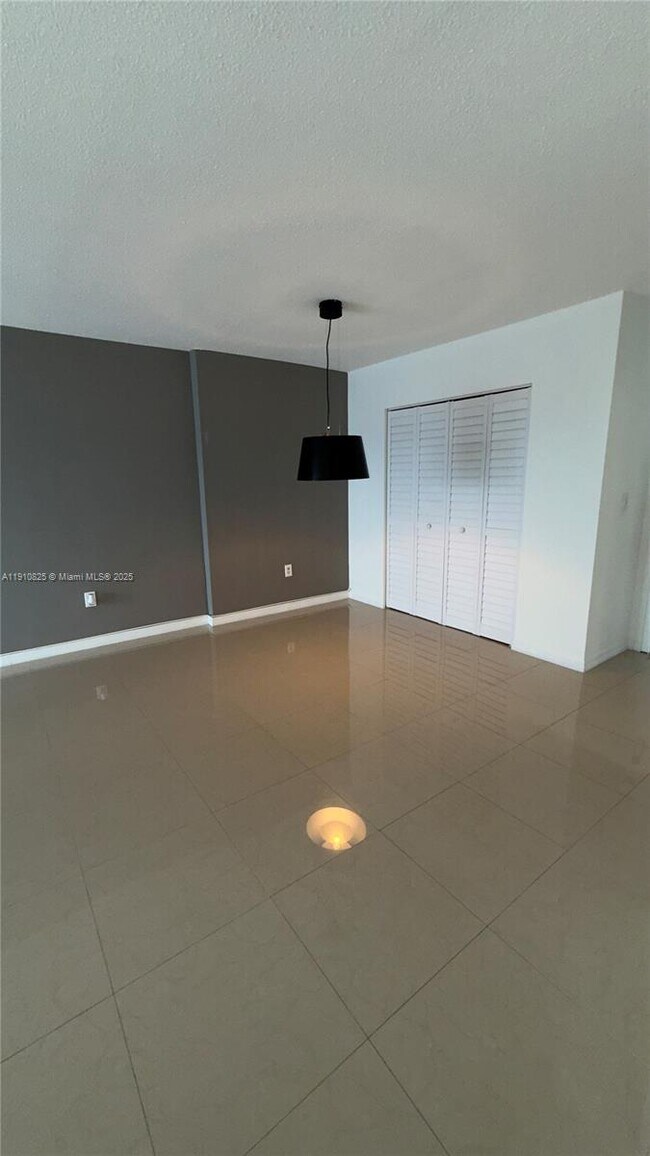 Foto del edificio - 400 Kings Point Dr