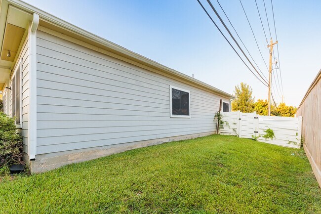 Foto del edificio - 1703 Nichole Woods Dr