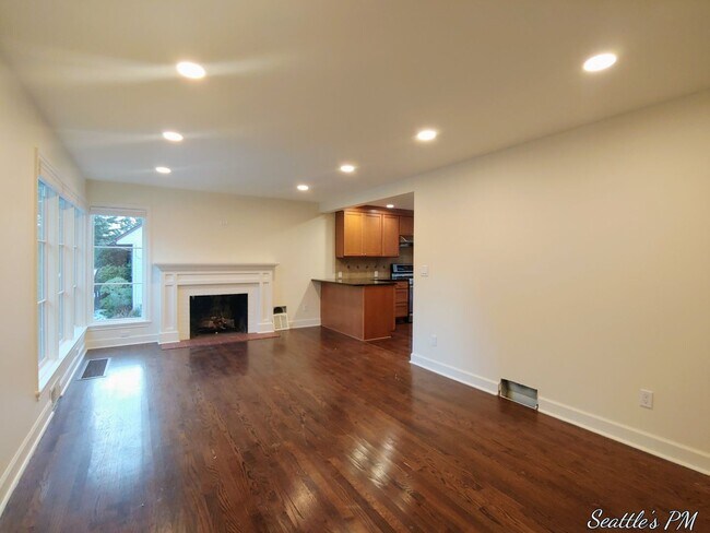 Building Photo - Wedgwood 4 Bedroom 2 Bathroom Gem