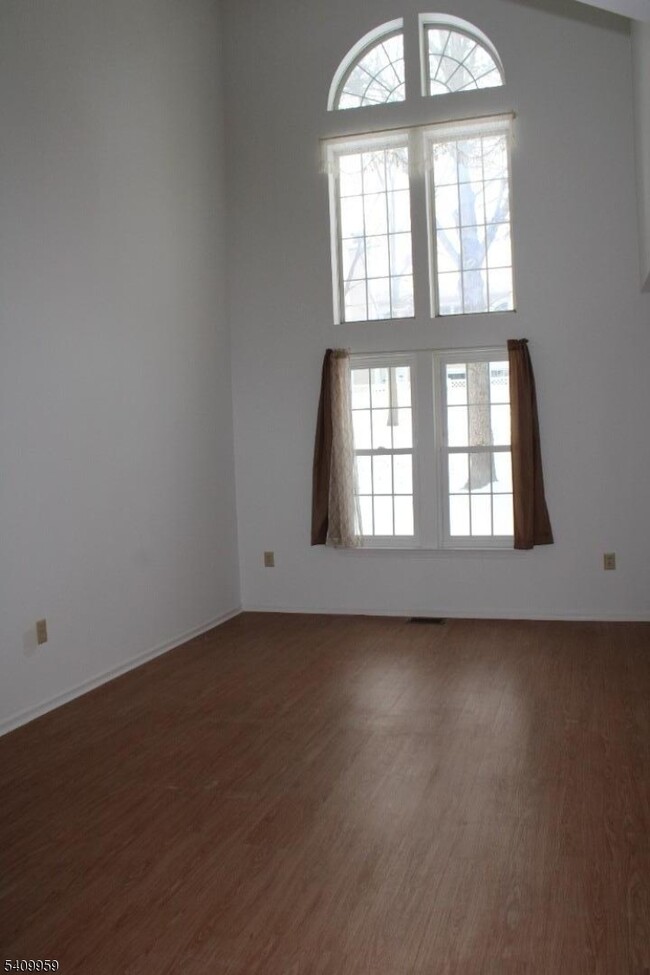 Building Photo - 2 Washington Ct