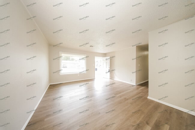 Building Photo - 2401 Piccadilly Cir