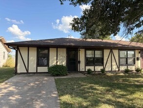 Building Photo - 2148-2150 Forest Dr