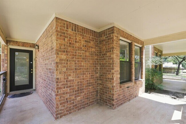 Foto del edificio - 7825 Beauregard Cir