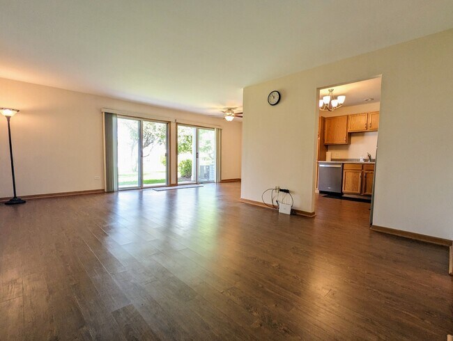 Foto del edificio - 66 Beechmont Ct