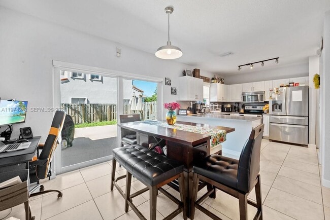 Photo - 930 SW 147th Ct House