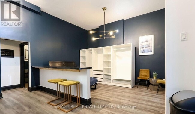 Building Photo - 631 Queen St W