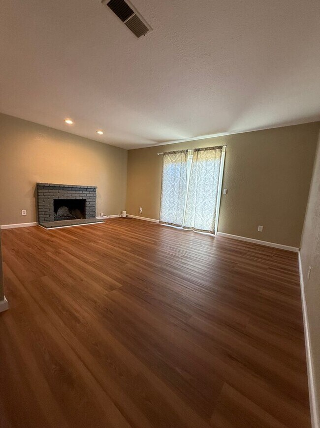 Foto del edificio - *Beautifully Updated 4 Bedroom, 2 Bathroom Home in Fairfield! 2 Week Concession Off First Month R...