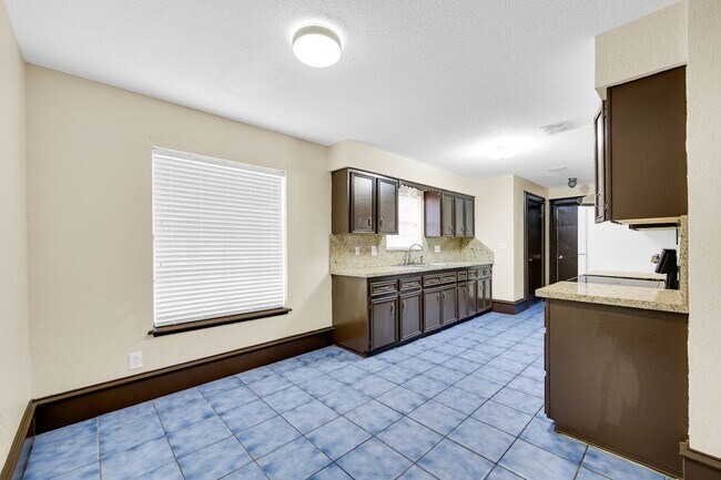 Foto del edificio - 2316 Pin Oak Rd