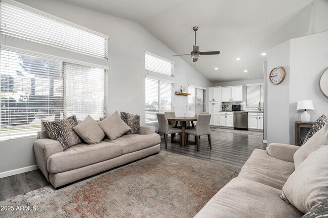 Foto del edificio - 827 W Leah Ln