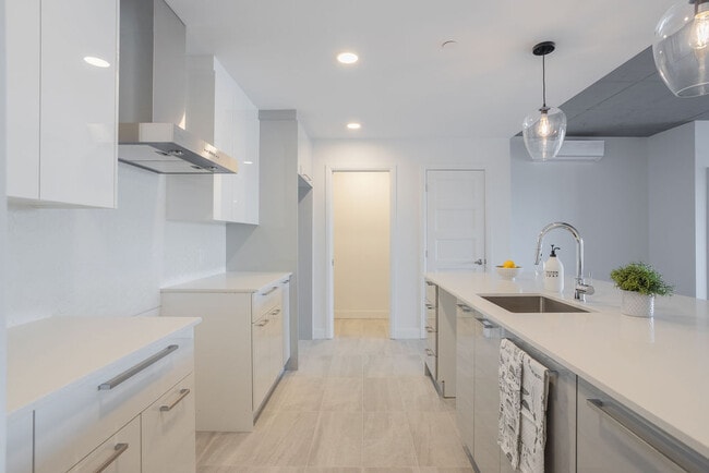 Building Photo - 7 Elements