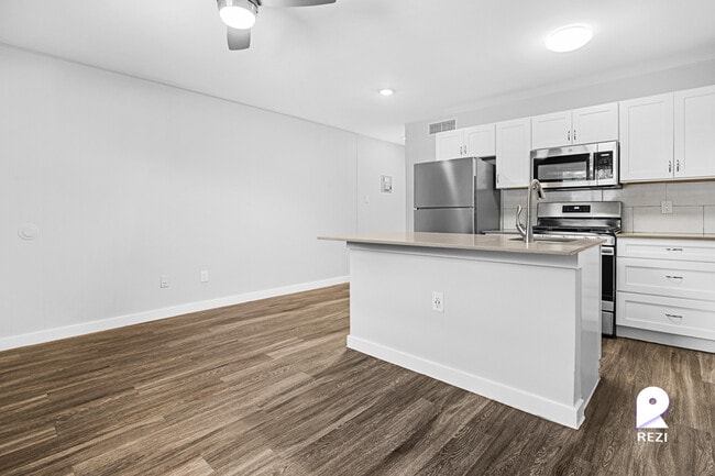 Building Photo - 902 Romeria Dr