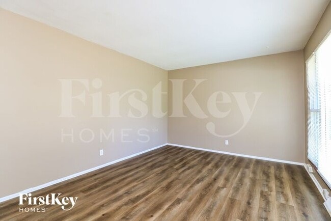 Building Photo - 740 Lilac Dr