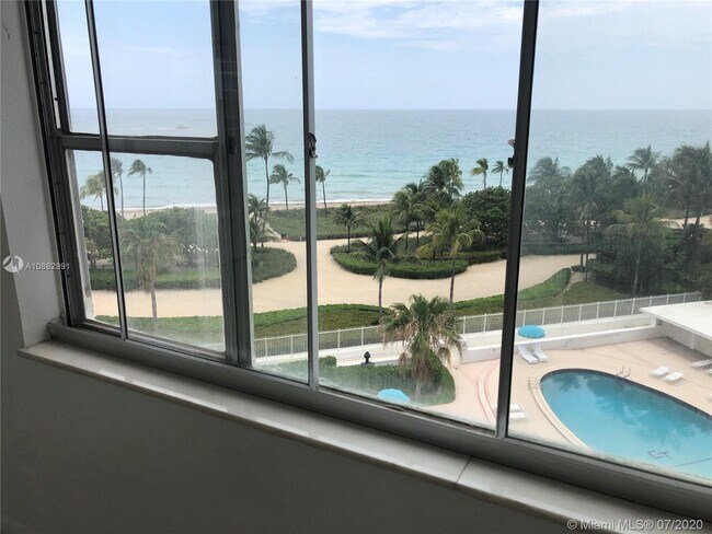 Foto del edificio - 10245 Collins Ave