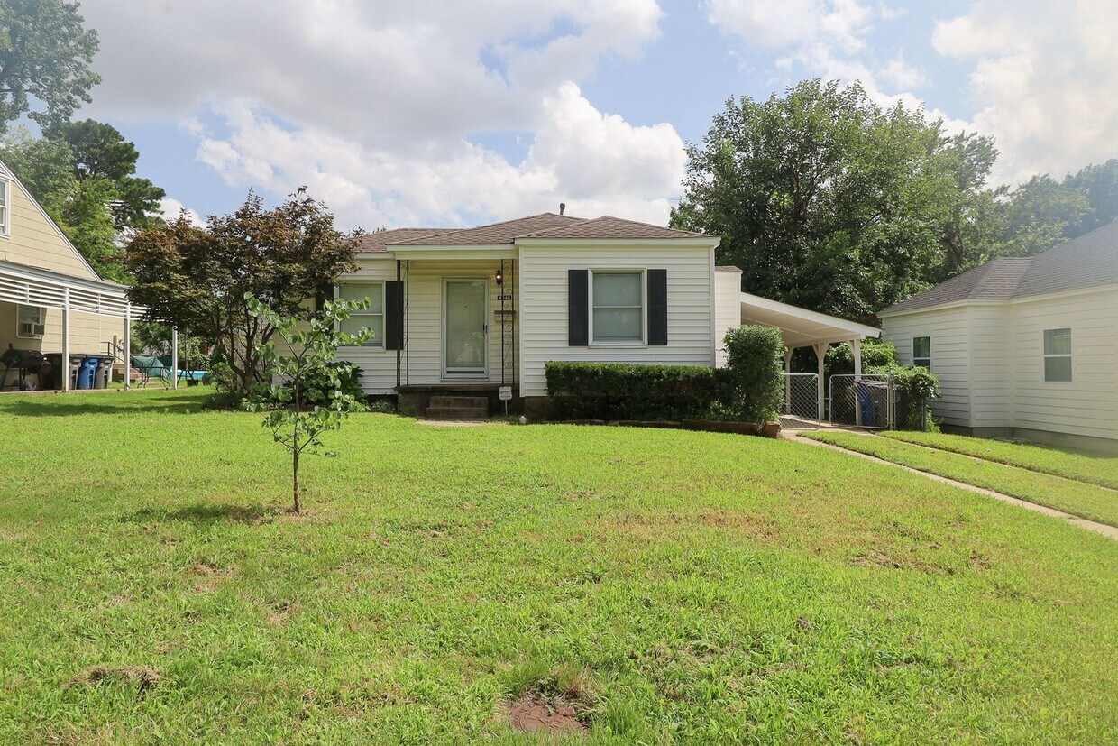 Primary Photo - 3 Bed | 1 Bath | Mid Town | $1450