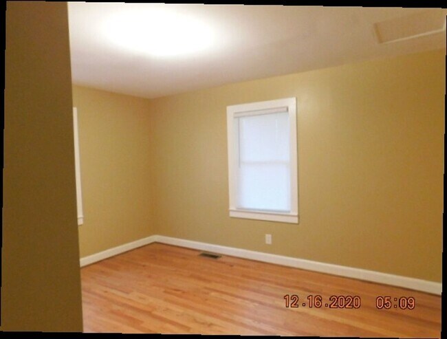 Foto del edificio - Home with 2 bedrooms, 1 bath, side deck, carport with side porch and detached garage