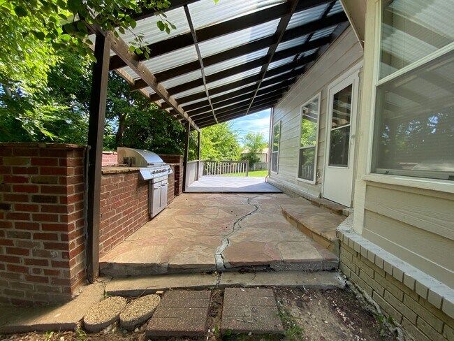 Building Photo - Updated 3 Bedroom, 2-1/2 Bathroom House on a Cul-de-sac
