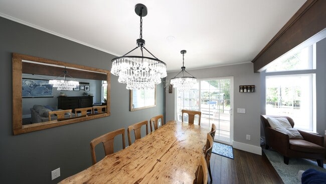 Building Photo - 3 Bed 3 Bath - Upgrades Throughout - Matur...
