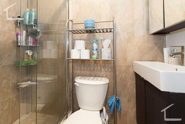 Foto del edificio - Charming 2 Bedroom-No Broker Fee