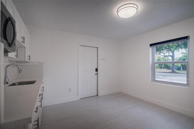 Foto del edificio - 595 NW 139th Terrace