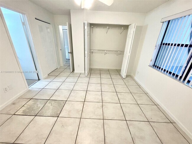 Foto del edificio - 10992 Royal Palm Blvd