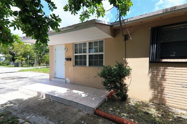 Building Photo - 1321-1325-1325 N 58th Ave