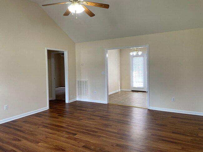 Building Photo - Spacious Home in the Center of Town