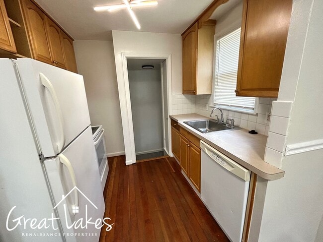 Building Photo - Stunning 3 Bedroom 1 Bathroom now availabl...