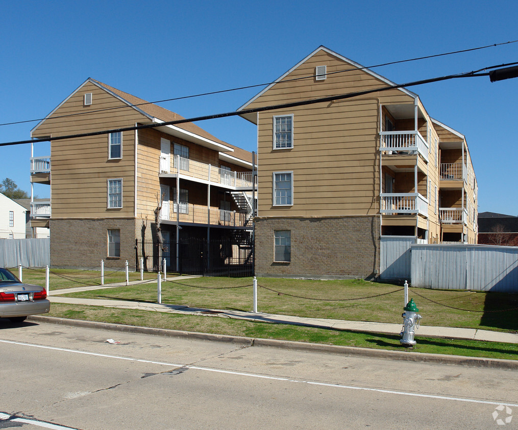 Primary Photo - 7851 Read Blvd