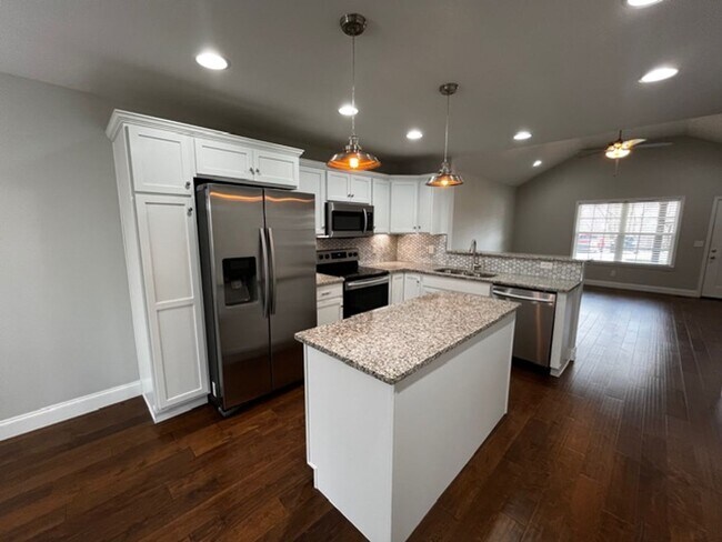 Building Photo - Beautiful 3 Bedroom 2 Bath home with back deck overlooking large backyard